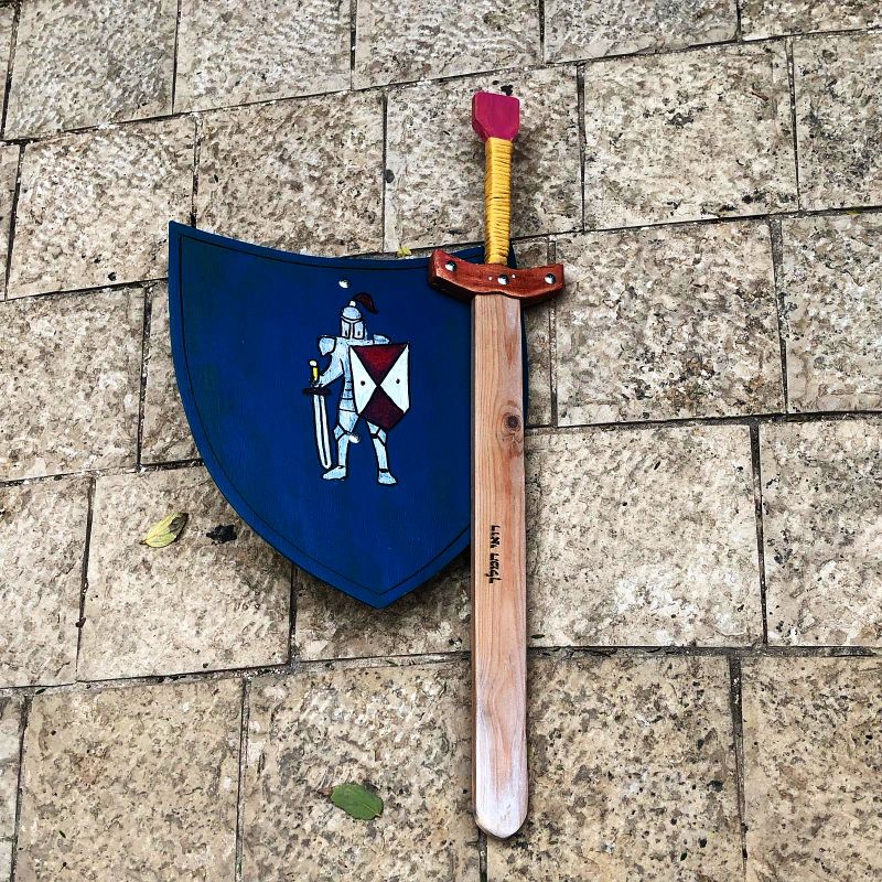 חרב ומגן מעץ עם שם הילד 44002